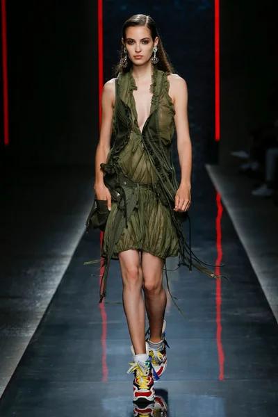 Look 10